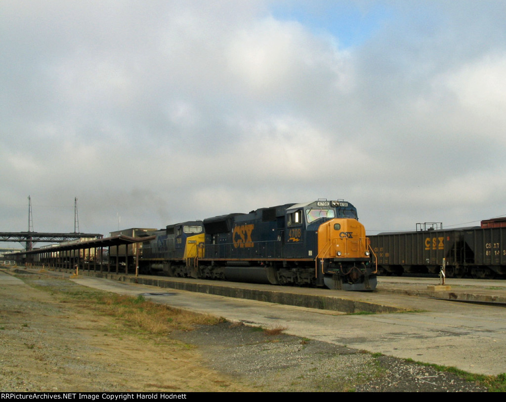 CSX 4708 leads a northbound intermodal train away from the station
